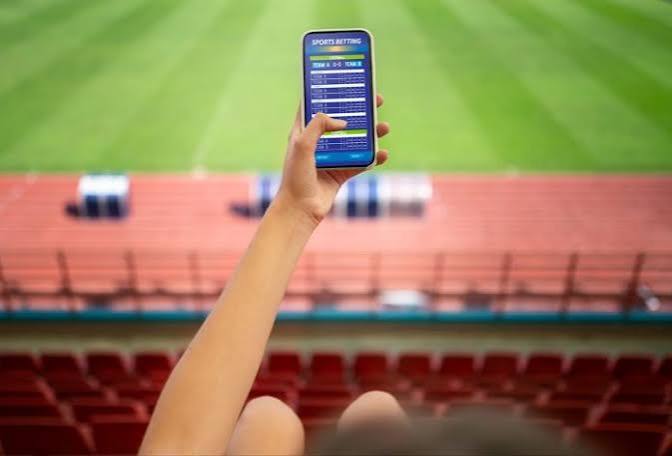 What Information Matters Most when Betting on Sports Live
